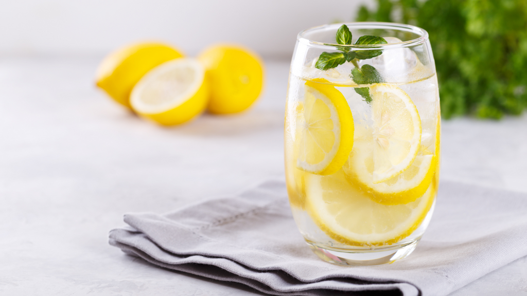 <tc>¿Sirve el agua con limón para bajar de peso?</tc>